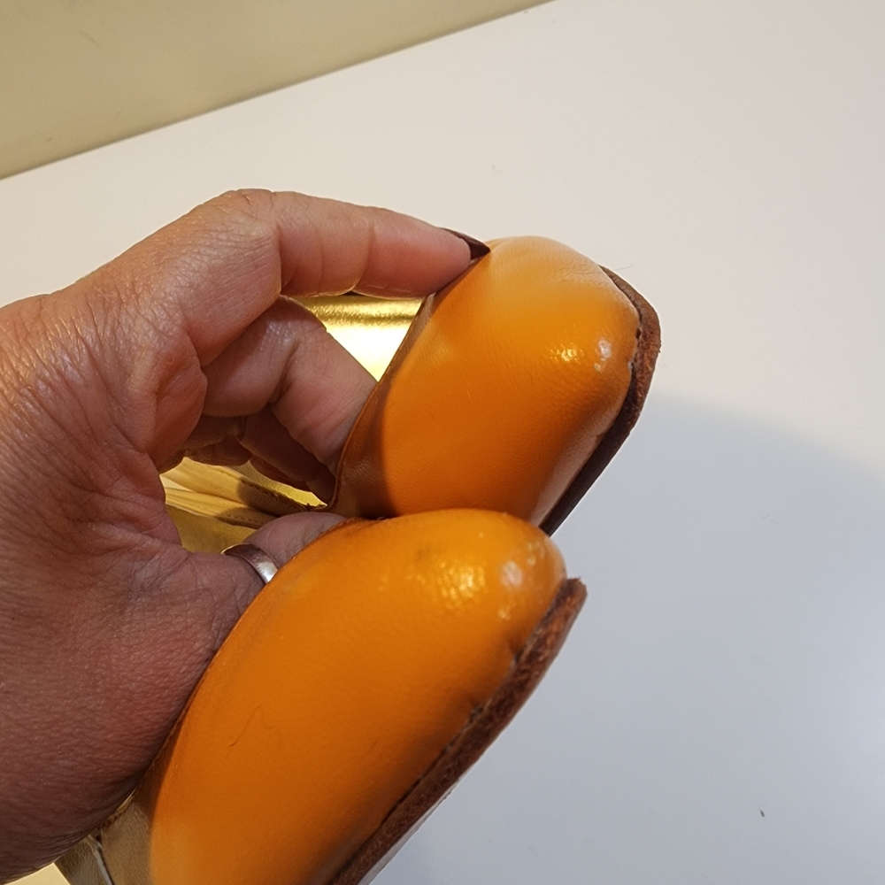 C. Label Two-Tone Orange and Cream Pointed-Toe Heels Sz 7.5 - Picture 13 of 16